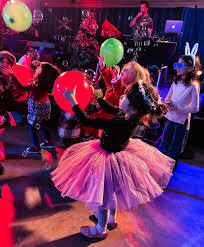 DISCO DESCENDANTS: Family Disco